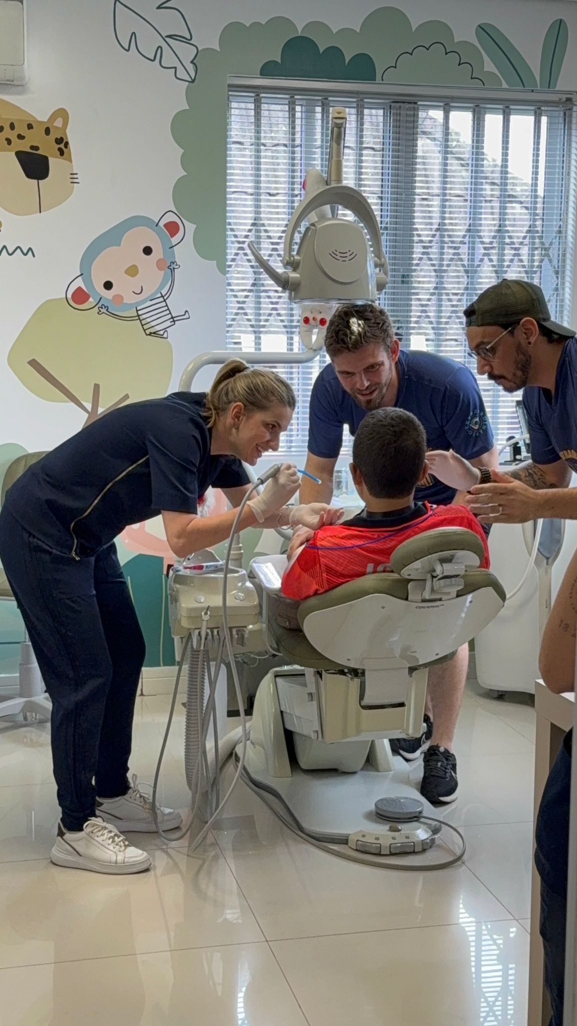 Equipe durante atendimento odontológico