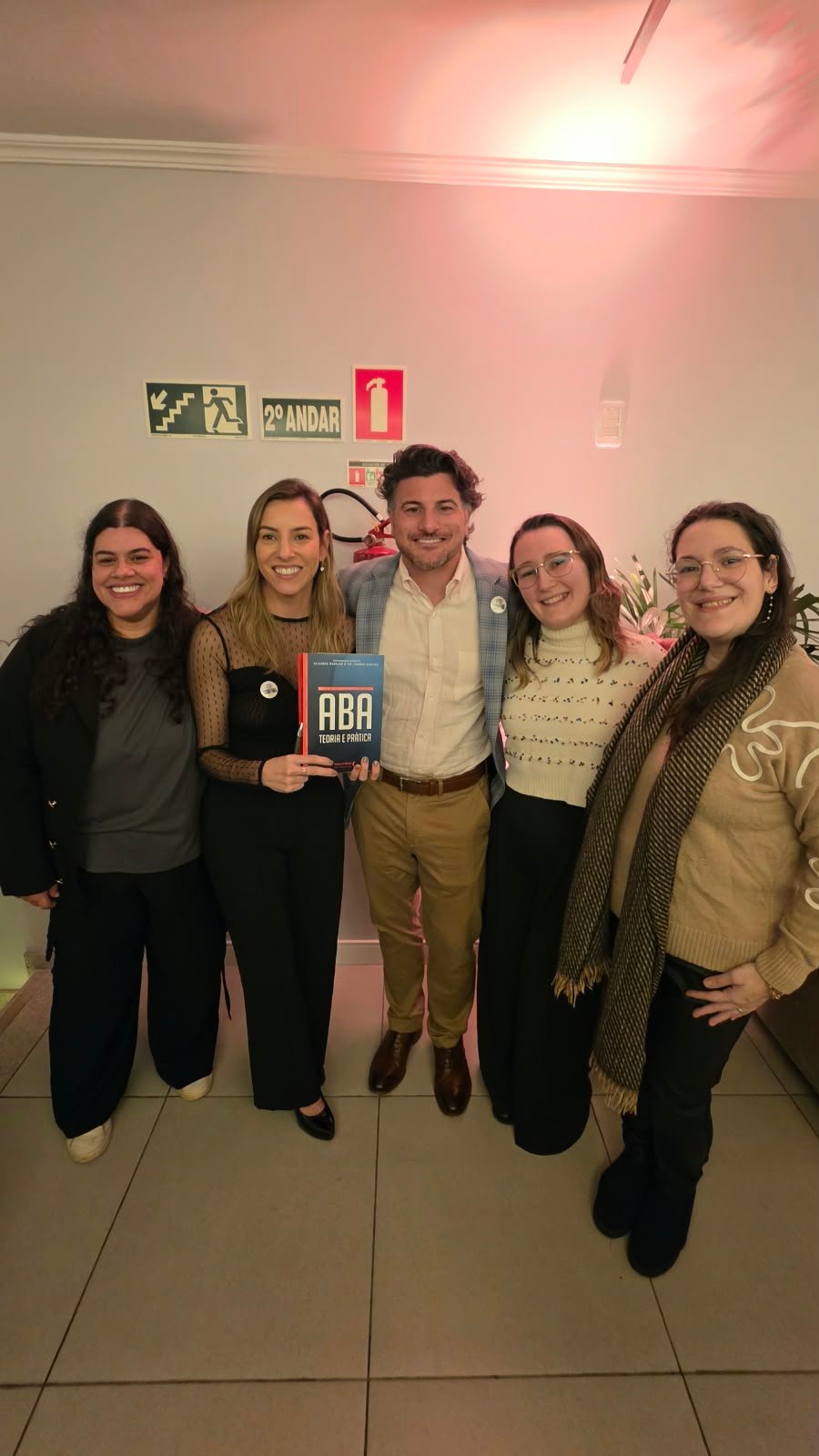 Dany, Luiza, Brandon, Clarisa e Luciana durante visita à Tatear ABA